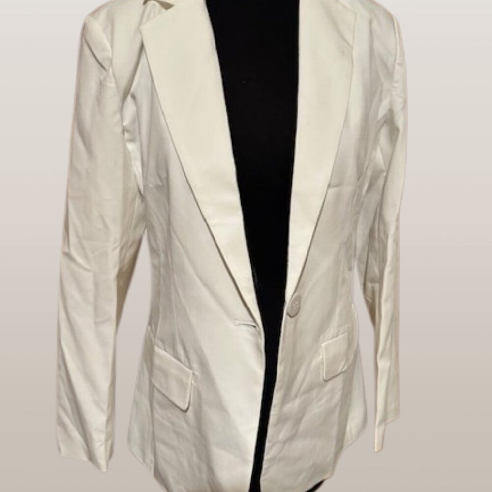 Sophisticated White Blazer with Classic Lapel and Open Front